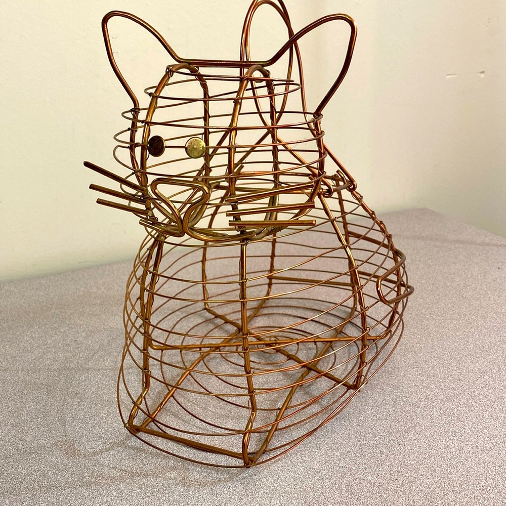 Copper wire Cat shaped egg basket.